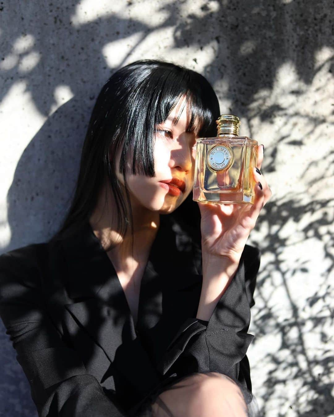 Hinaさんのインスタグラム写真 - (HinaInstagram)「ㅤㅤㅤㅤㅤㅤㅤㅤㅤㅤㅤㅤㅤ  2023年9月に発売した新しいフレグランス  "BURBERRY GODDESS EAU DE PARFUM"  ラベンダーと3種類のバニラが強さの中に優しさを感じられる繊細な香りを表現していて、 自信とパワーをくれるお守りのようなフレグランス。 私はライブの前や撮影の前必ずフレグランスを使って気持ちを整えるので、GODDESSは強さと自信をくれる大切なアイテムです 🌙   ゴールドが基調になり洗練されたゴージャスなボトルも、飾っているだけで凛とした存在感がありとってもお気に入りです。  大切な人へのプレゼントにも贈りたいな  皆さんも是非チェックしてみてください！  @burberrybeauty  @latelierdesparfums_jp   #PR #burberrybeauty  #burberrygoddess  #バーバリーゴッデス #ラトリエデパルファム」10月19日 21時00分 - hina_faky