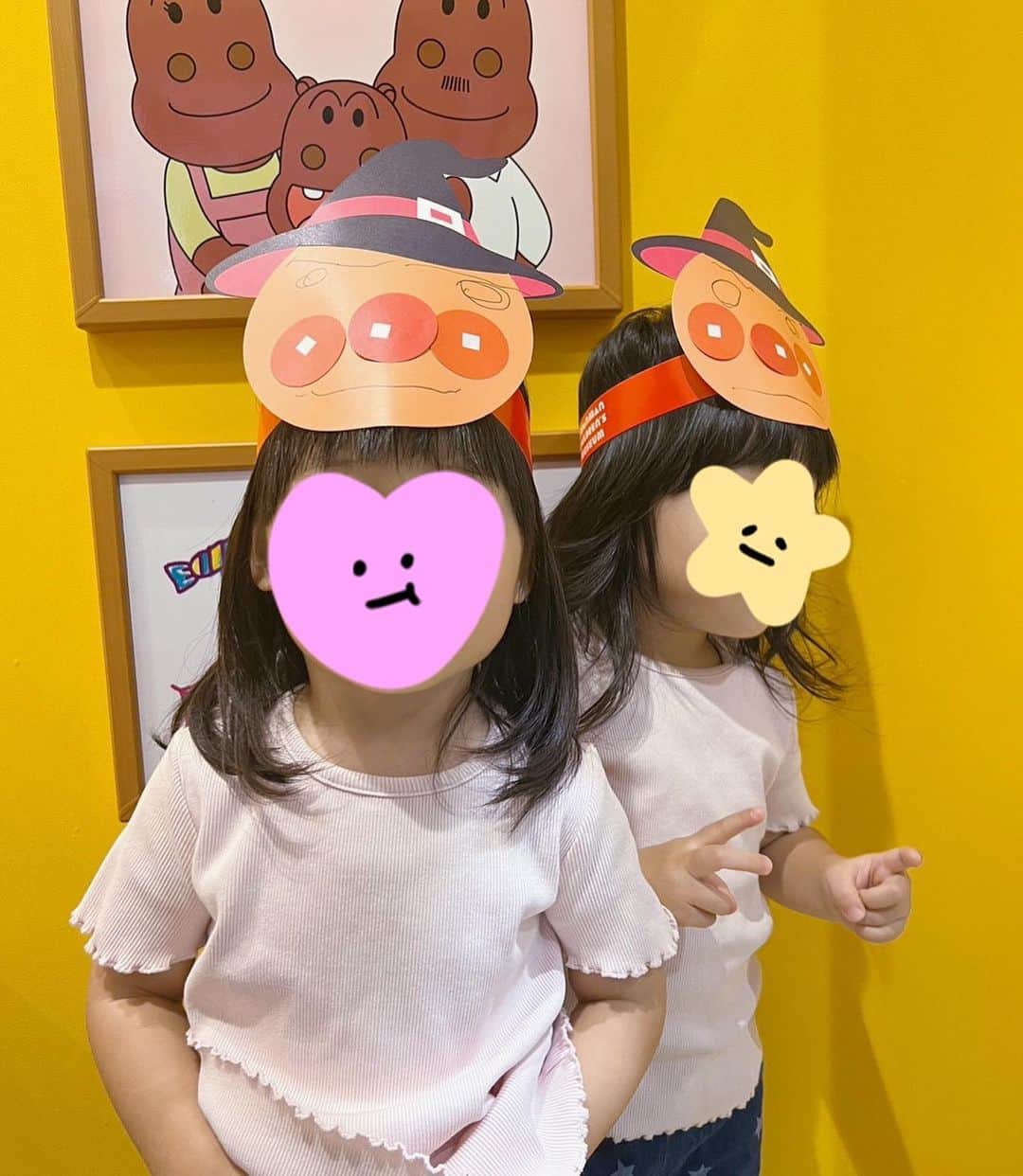 大山加奈さんのインスタグラム写真 - (大山加奈Instagram)「. 先日、アンパンマンミュージアム デビューしてきました✨ わたしも初めてだったのでドキドキ✨ だいず含めて一緒に子育てを してくださっていると言っても 過言ではない近所に住む おねえさんも一緒に☺️  . アンパンマンに興味持ち出したのは 結構前になるのですが まぁまぁお高めなので…笑。 しっかり好きになってから行こうと 満を持してのデビュー笑。 . まずはやはりパン工場でパンを購入🍞 あれだけメインどころのキャラがいる中で 我が子が選んだのは あかちゃんまんとカバオくん😂 まぁあかちゃんまんはわかる。 なぜカバオくん😂 . . 予約の時間が来るまで1階で過ごしましたが 子どもより大人のテンションが上がる上がる🤣 なんとか自制しましたが… 気を抜くと課金しまくってしまう 恐ろしい場所でした🤣 . . いざ、2階のミュージアムへ‼︎ ショーを怖がるひと。 眠たくておうち帰りたくなるひと。 ボールのところなど身体動かせるところは 楽しそうだったけど… それならアンパンマンミュージアムでなくても 良いのでは…苦笑。 まぁでもきっと楽しんでくれたはず…🥹 . . しかしアンパンマンって偉大だな。 時代を超えてこんなにも 多くの子どもたちを魅了し続けるって 本当にすごい。。。 自分が子どもの頃楽しんでいたものを 時を経て我が子もというのが なんとも感慨深い。 そんなことを感じた アンパンマンミュージアムデビューでした。 .  あ、3枚目の写真 ぶりっこしているわけではなく アンパンマンポーズですので⚠️笑。 . #アンパンマンミュージアム #アンパンマンミュージアムデビュー #双子#twins #ツインズ#双胎#双子出産 #双子育児 #ddtwins #dd双胎#多胎育児 #2歳7ヶ月」10月19日 16時57分 - kanaoyama0619