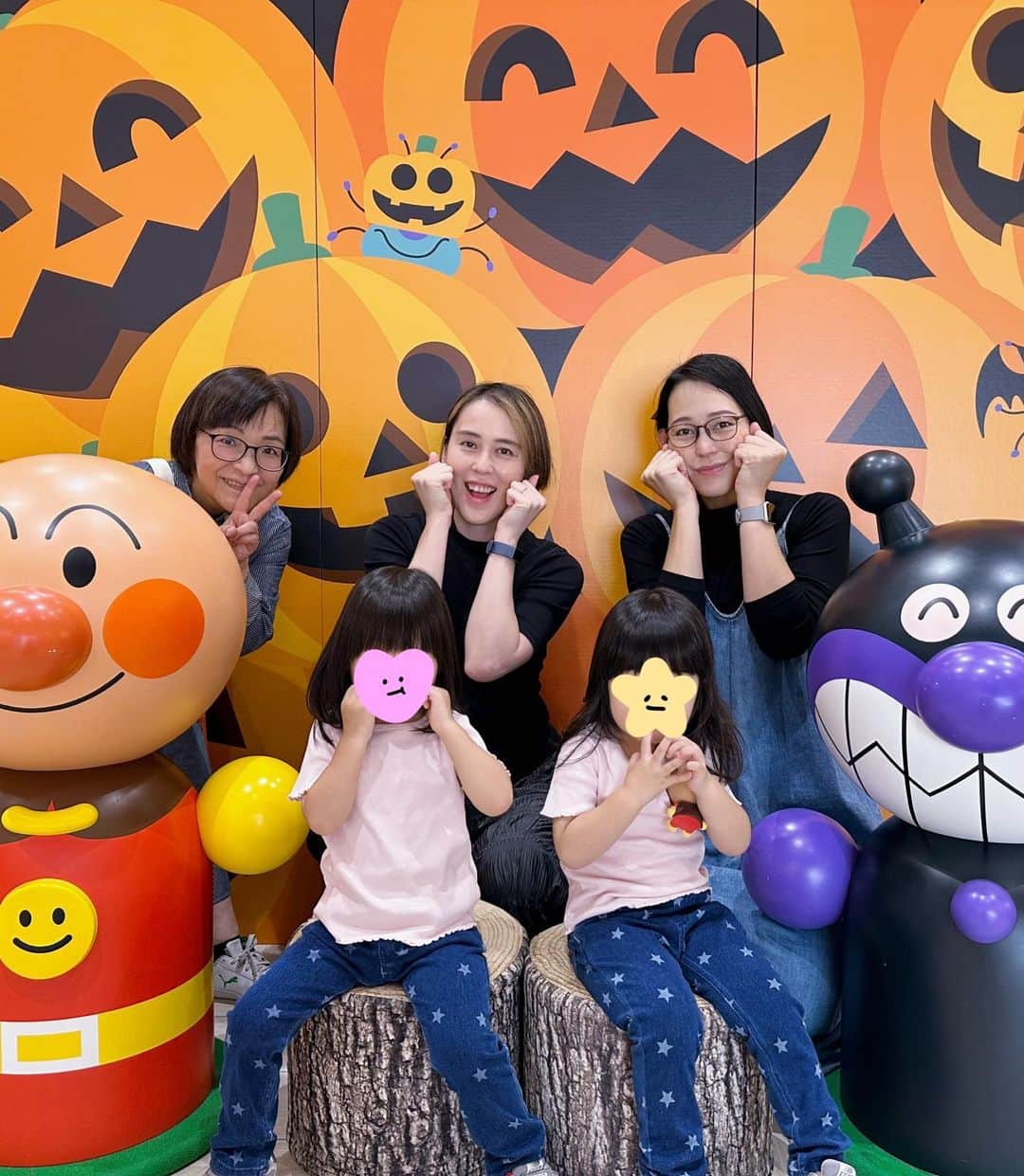 大山加奈さんのインスタグラム写真 - (大山加奈Instagram)「. 先日、アンパンマンミュージアム デビューしてきました✨ わたしも初めてだったのでドキドキ✨ だいず含めて一緒に子育てを してくださっていると言っても 過言ではない近所に住む おねえさんも一緒に☺️  . アンパンマンに興味持ち出したのは 結構前になるのですが まぁまぁお高めなので…笑。 しっかり好きになってから行こうと 満を持してのデビュー笑。 . まずはやはりパン工場でパンを購入🍞 あれだけメインどころのキャラがいる中で 我が子が選んだのは あかちゃんまんとカバオくん😂 まぁあかちゃんまんはわかる。 なぜカバオくん😂 . . 予約の時間が来るまで1階で過ごしましたが 子どもより大人のテンションが上がる上がる🤣 なんとか自制しましたが… 気を抜くと課金しまくってしまう 恐ろしい場所でした🤣 . . いざ、2階のミュージアムへ‼︎ ショーを怖がるひと。 眠たくておうち帰りたくなるひと。 ボールのところなど身体動かせるところは 楽しそうだったけど… それならアンパンマンミュージアムでなくても 良いのでは…苦笑。 まぁでもきっと楽しんでくれたはず…🥹 . . しかしアンパンマンって偉大だな。 時代を超えてこんなにも 多くの子どもたちを魅了し続けるって 本当にすごい。。。 自分が子どもの頃楽しんでいたものを 時を経て我が子もというのが なんとも感慨深い。 そんなことを感じた アンパンマンミュージアムデビューでした。 .  あ、3枚目の写真 ぶりっこしているわけではなく アンパンマンポーズですので⚠️笑。 . #アンパンマンミュージアム #アンパンマンミュージアムデビュー #双子#twins #ツインズ#双胎#双子出産 #双子育児 #ddtwins #dd双胎#多胎育児 #2歳7ヶ月」10月19日 16時57分 - kanaoyama0619