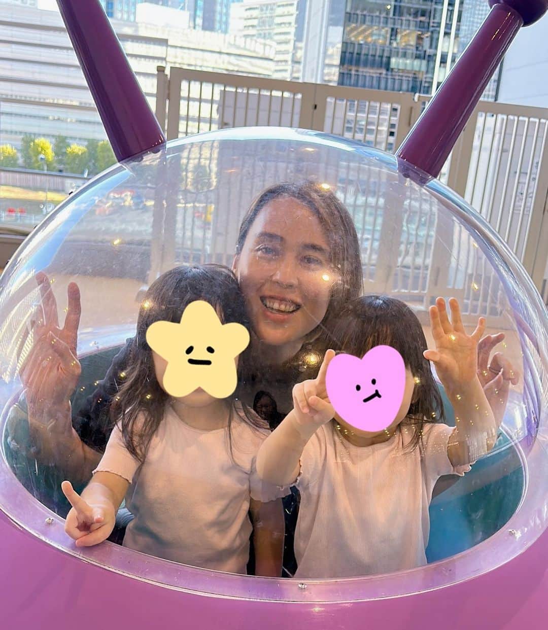 大山加奈さんのインスタグラム写真 - (大山加奈Instagram)「. 先日、アンパンマンミュージアム デビューしてきました✨ わたしも初めてだったのでドキドキ✨ だいず含めて一緒に子育てを してくださっていると言っても 過言ではない近所に住む おねえさんも一緒に☺️  . アンパンマンに興味持ち出したのは 結構前になるのですが まぁまぁお高めなので…笑。 しっかり好きになってから行こうと 満を持してのデビュー笑。 . まずはやはりパン工場でパンを購入🍞 あれだけメインどころのキャラがいる中で 我が子が選んだのは あかちゃんまんとカバオくん😂 まぁあかちゃんまんはわかる。 なぜカバオくん😂 . . 予約の時間が来るまで1階で過ごしましたが 子どもより大人のテンションが上がる上がる🤣 なんとか自制しましたが… 気を抜くと課金しまくってしまう 恐ろしい場所でした🤣 . . いざ、2階のミュージアムへ‼︎ ショーを怖がるひと。 眠たくておうち帰りたくなるひと。 ボールのところなど身体動かせるところは 楽しそうだったけど… それならアンパンマンミュージアムでなくても 良いのでは…苦笑。 まぁでもきっと楽しんでくれたはず…🥹 . . しかしアンパンマンって偉大だな。 時代を超えてこんなにも 多くの子どもたちを魅了し続けるって 本当にすごい。。。 自分が子どもの頃楽しんでいたものを 時を経て我が子もというのが なんとも感慨深い。 そんなことを感じた アンパンマンミュージアムデビューでした。 .  あ、3枚目の写真 ぶりっこしているわけではなく アンパンマンポーズですので⚠️笑。 . #アンパンマンミュージアム #アンパンマンミュージアムデビュー #双子#twins #ツインズ#双胎#双子出産 #双子育児 #ddtwins #dd双胎#多胎育児 #2歳7ヶ月」10月19日 16時57分 - kanaoyama0619