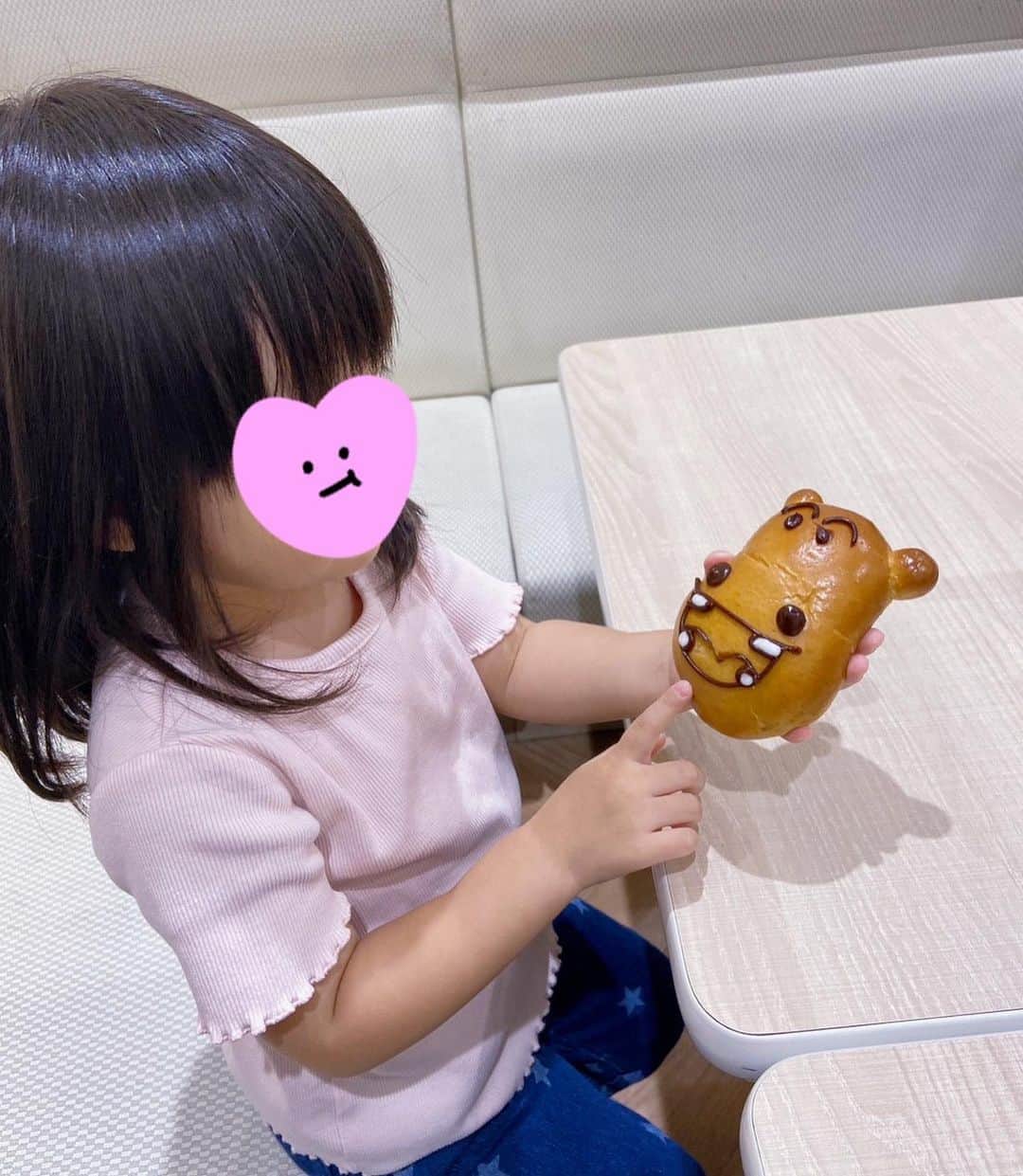 大山加奈さんのインスタグラム写真 - (大山加奈Instagram)「. 先日、アンパンマンミュージアム デビューしてきました✨ わたしも初めてだったのでドキドキ✨ だいず含めて一緒に子育てを してくださっていると言っても 過言ではない近所に住む おねえさんも一緒に☺️  . アンパンマンに興味持ち出したのは 結構前になるのですが まぁまぁお高めなので…笑。 しっかり好きになってから行こうと 満を持してのデビュー笑。 . まずはやはりパン工場でパンを購入🍞 あれだけメインどころのキャラがいる中で 我が子が選んだのは あかちゃんまんとカバオくん😂 まぁあかちゃんまんはわかる。 なぜカバオくん😂 . . 予約の時間が来るまで1階で過ごしましたが 子どもより大人のテンションが上がる上がる🤣 なんとか自制しましたが… 気を抜くと課金しまくってしまう 恐ろしい場所でした🤣 . . いざ、2階のミュージアムへ‼︎ ショーを怖がるひと。 眠たくておうち帰りたくなるひと。 ボールのところなど身体動かせるところは 楽しそうだったけど… それならアンパンマンミュージアムでなくても 良いのでは…苦笑。 まぁでもきっと楽しんでくれたはず…🥹 . . しかしアンパンマンって偉大だな。 時代を超えてこんなにも 多くの子どもたちを魅了し続けるって 本当にすごい。。。 自分が子どもの頃楽しんでいたものを 時を経て我が子もというのが なんとも感慨深い。 そんなことを感じた アンパンマンミュージアムデビューでした。 .  あ、3枚目の写真 ぶりっこしているわけではなく アンパンマンポーズですので⚠️笑。 . #アンパンマンミュージアム #アンパンマンミュージアムデビュー #双子#twins #ツインズ#双胎#双子出産 #双子育児 #ddtwins #dd双胎#多胎育児 #2歳7ヶ月」10月19日 16時57分 - kanaoyama0619