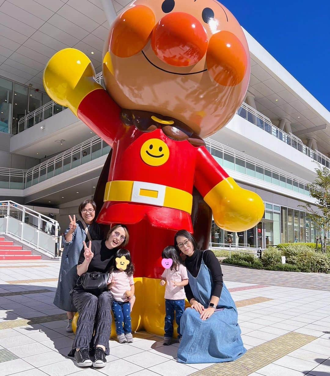 大山加奈さんのインスタグラム写真 - (大山加奈Instagram)「. 先日、アンパンマンミュージアム デビューしてきました✨ わたしも初めてだったのでドキドキ✨ だいず含めて一緒に子育てを してくださっていると言っても 過言ではない近所に住む おねえさんも一緒に☺️  . アンパンマンに興味持ち出したのは 結構前になるのですが まぁまぁお高めなので…笑。 しっかり好きになってから行こうと 満を持してのデビュー笑。 . まずはやはりパン工場でパンを購入🍞 あれだけメインどころのキャラがいる中で 我が子が選んだのは あかちゃんまんとカバオくん😂 まぁあかちゃんまんはわかる。 なぜカバオくん😂 . . 予約の時間が来るまで1階で過ごしましたが 子どもより大人のテンションが上がる上がる🤣 なんとか自制しましたが… 気を抜くと課金しまくってしまう 恐ろしい場所でした🤣 . . いざ、2階のミュージアムへ‼︎ ショーを怖がるひと。 眠たくておうち帰りたくなるひと。 ボールのところなど身体動かせるところは 楽しそうだったけど… それならアンパンマンミュージアムでなくても 良いのでは…苦笑。 まぁでもきっと楽しんでくれたはず…🥹 . . しかしアンパンマンって偉大だな。 時代を超えてこんなにも 多くの子どもたちを魅了し続けるって 本当にすごい。。。 自分が子どもの頃楽しんでいたものを 時を経て我が子もというのが なんとも感慨深い。 そんなことを感じた アンパンマンミュージアムデビューでした。 .  あ、3枚目の写真 ぶりっこしているわけではなく アンパンマンポーズですので⚠️笑。 . #アンパンマンミュージアム #アンパンマンミュージアムデビュー #双子#twins #ツインズ#双胎#双子出産 #双子育児 #ddtwins #dd双胎#多胎育児 #2歳7ヶ月」10月19日 16時57分 - kanaoyama0619