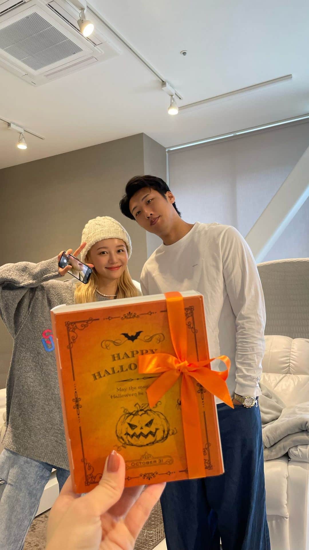 優木望未のインスタグラム：「夫婦で美活。 男の人の眉毛って大事、凄い変わる 主人にも眉毛続けてほしいな〜笑  私の眉毛もめっちゃくちゃ綺麗になった♡ 毛流れが良いと気持ちいい🔥し、 なによりメイクしやすいから顔も垢抜けるからおすすめです😳 @bis.nagoya @0412mnmn」
