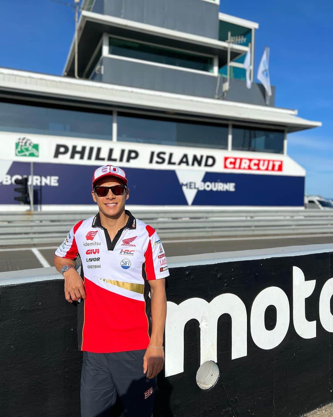 中上貴晶のインスタグラム：「Happy to be back here 🇦🇺 My last time here was in 2018 😅 Ready for action 🦘🐨  ルーキーシーズンの2018年振りに戻ってこれて嬉しいです🇦🇺 上手くいく週末にします👍🏼  #AustralianGP #MotoGP #Breitling #SquadOnAMission #ブライトリング」