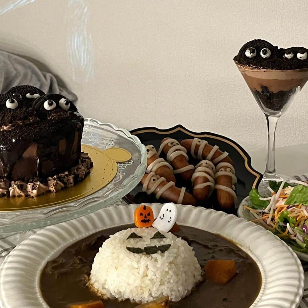 RAMIKAのインスタグラム：「Halloween Dinner👻🍽️ 久々にケーキ作った🎂🍫  #ハロウィンディナー #ハロウィン #ハロウィンケーキ」