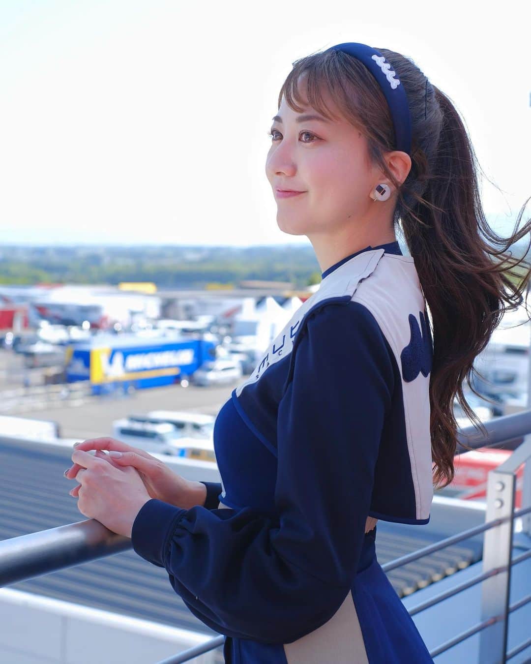 瀬谷ひかるのインスタグラム：「【ご報告】  私、瀬谷ひかるは、今シーズンをもちまして レースクイーン活動を卒業いたします！  ネガティブな理由では全くなく、 この5年間数えきれないくらい本当に様々な経験をさせて頂く中で 特に今シーズン、自分自身の中で「やりきった！」という気持ちが 強くなっていきました。  GT、SF、S耐、8耐、JRR、ジムカーナ、 ラリージャパン、ダートラ等々… たくさんのカテゴリで活動させて頂き、 5年前には右も左も分からなかったモータースポーツが 今では趣味と言えるくらいに大好きです！  なにより、先日30歳という節目の誕生日をサーキットで迎え、 大好きなチームの初ポールポジションを見ることができたこと、 レースクイーン人生でこれ以上ないほどのプレゼントです！ 大好きなチームをラストイヤーにしたいと、 自分自身で決められることも本当に幸せなことだと思います。  レースクイーンとしては一旦幕引きとなりますが、 MCやモデル、イベント業としては引き続き活動していく予定です！  5年間応援して頂き本当にありがとうございました！ 仕事かプライベートかは分かりませんが、 レースには遊びに行くつもりなので、またどこかで！  2023.10.19 瀬谷ひかる  #SUPERGT #レースクイーン #muta #mutaracing #瀬谷ひかる」