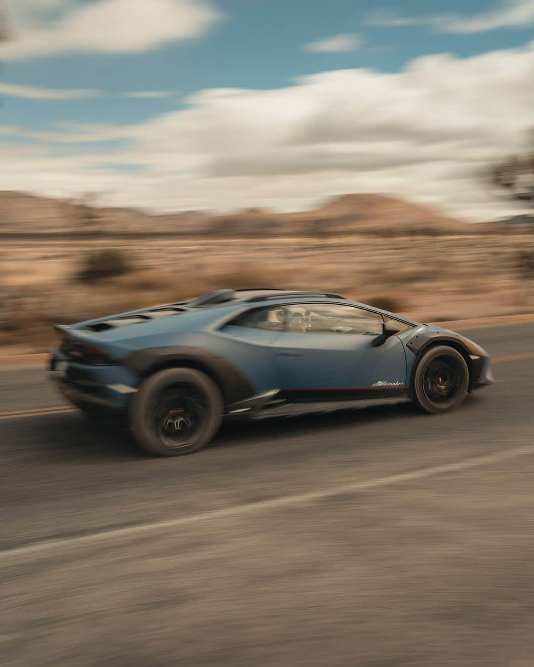 ランボルギーニさんのインスタグラム写真 - (ランボルギーニInstagram)「Raising dust means you’re having fun. And Huracán Sterrato helps you with that for sure.  #Lamborghini #HuracanSterrato #BeyondTheConcrete  __ Huracán Sterrato: fuel consumption combined: 14,9 l/100km (WLTP); CO2-emissions combined: 337 g/km (WLTP)」10月19日 17時00分 - lamborghini