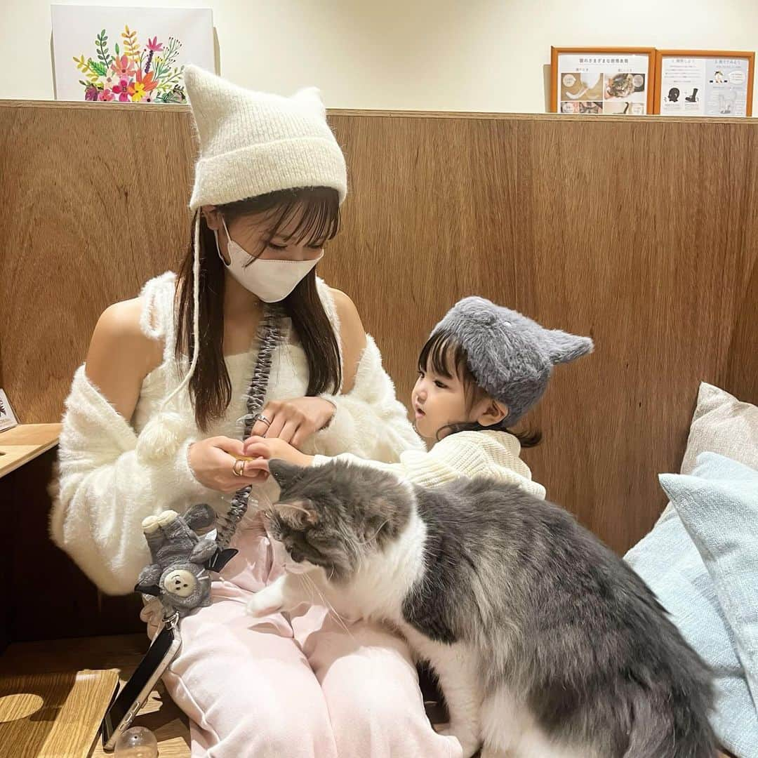 はやめいのインスタグラム：「. 猫カフェに行った日 🐈🐾  にゃんにゃんに会いに行きたいなぁ〜と リクエストされて行ってきました (˶՞･֊･՞˶)  ふたりでねこみみ帽子を 被っています 🫶🏻  相変わらず動物さんが大好きな娘は 大興奮でした😂🤍  tops  @ambreneige_official  あざとかわいいシャギーボレロで お気に入りです🤍  Ambre Neige 4周年記念アイテムが 10/19  20時より発売開始するようです 〜🎀  #pr#ambreneige #アンブルネージュ #こども #こどものいる生活#シングルマザー#シンママ#シンママライフ#こどものいる暮らし#キッズ#ママスタグラム#２歳8ヶ月#むすめふく#プチプラコーデ#mamagirl#ママファッション#ママコーデ#親子服#親子コーデ#キッズコーデ」