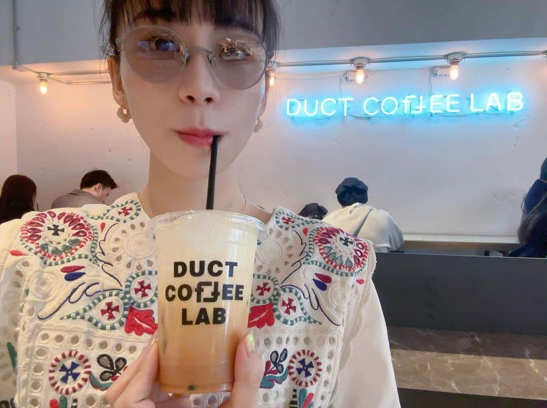 西脇綾香のインスタグラム：「👸🏼 こちらも念願の… DUCT COFFEE LAB ☕️  ここのミルクティーが好きで好きすぎて…いつもUberで頼んでて☕️ いろんな現場やシーンでメンバーやスタッフさん、大切な人たちにごちそうするのが趣味で🥰美味しいを布教してて☕️ たぶん〜20回以上は頼んどると思うけど〜店舗行けたのは初めて🥳🫶🏻 おしゃれネオンカフェ🦩 作りたてのミルクティーは格別！このティーの甘さを担っとるシラップがうんめぇのよ🥹  #ミルクティー #生クリームのせ #シロップの味がたまんない #苦甘おいしい #🐷」