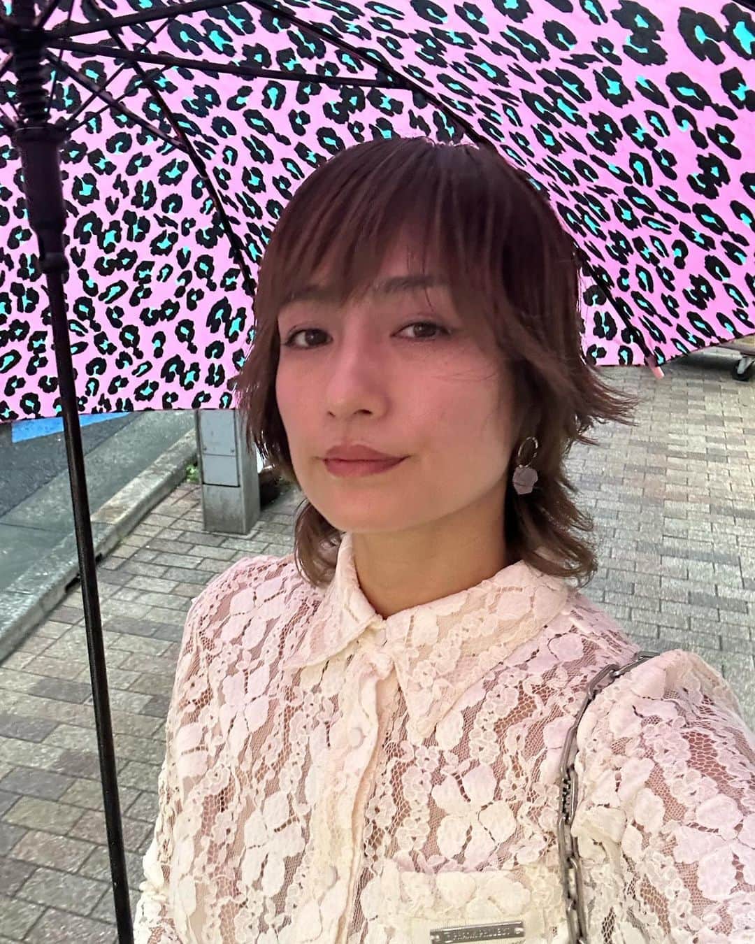 佐田真由美のインスタグラム：「この傘どこかに忘れてしまい めちゃくちゃショックで…悲しみの雨 吉祥寺の思い出が流されていくw」