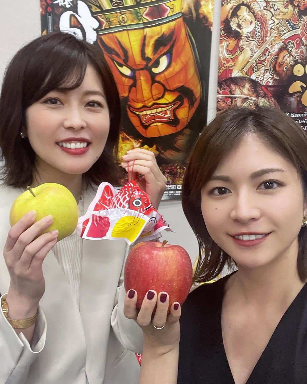 千葉真由佳のインスタグラム：「【りんごパワーを学んできました🍎】  ご招待頂き、 りんごの栄養や健康活用を学ぶセミナーに 参加してきました🍏❣️  3人のドクターのみなさんから りんごは... ・朝や食事の最初に食べると⭕️☀️ ・腸を健やかに保つ為におすすめの果物🍎 ・むくみを防ぐなど美容に効果的である といったお話を聞いたり 旬のりんご4種類の食べ比べをしたり 楽しい勉強会でした💓  そしてMCを務めていたのは NHK青森放送局時代の同期😍(私の心の友でもある) 髙橋泉アナ！🍏 (@izumi___takahashi )  偶然＆久々の再会でもありとっても嬉しかった...🥹❣️  これも青森がつなげてくれた縁なんだなぁ😌  #青森りんご#🍎 #りんご食べ比べ #勉強会#セミナー参加  #青森県りんご対策協議会  #フリーアナウンサー #NHK青森#同期#キャスター #髙橋泉 #千葉真由佳」