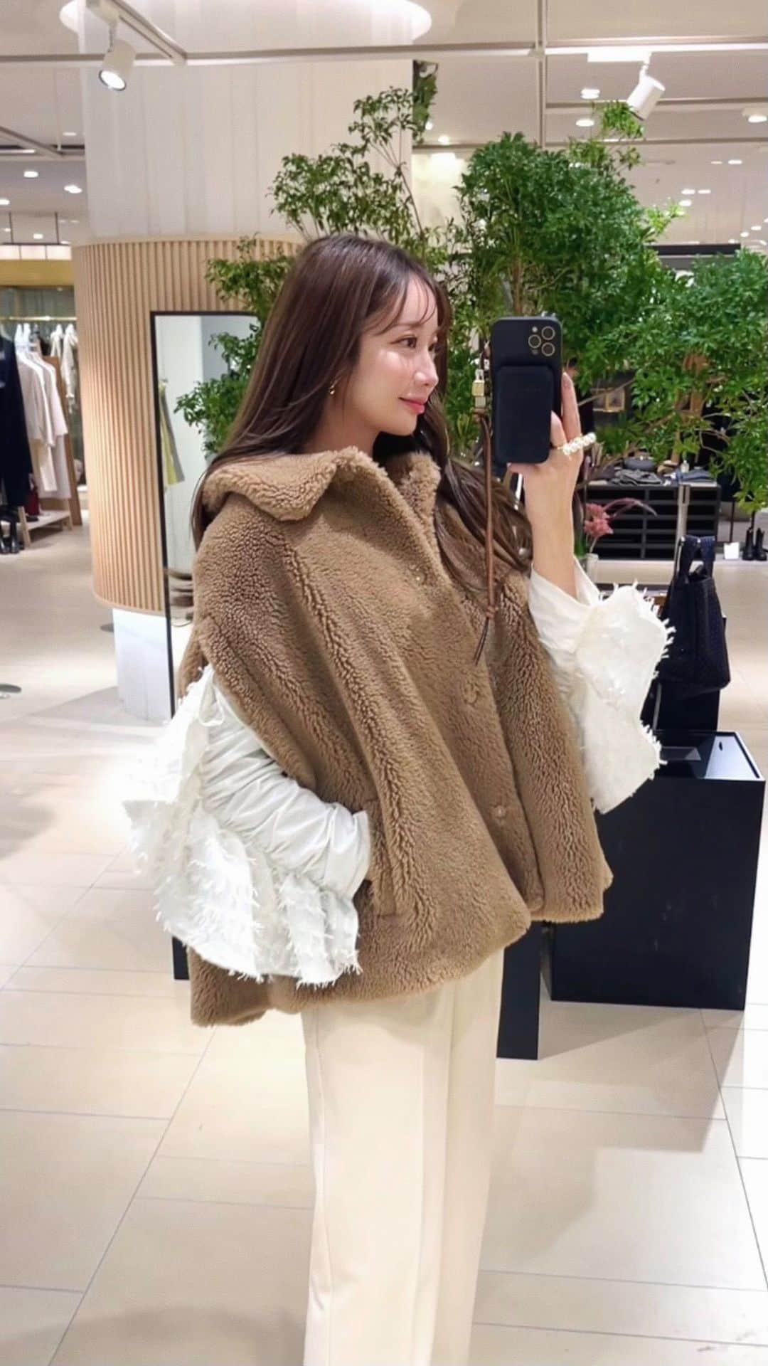 ___mikik___のインスタグラム：「Hankyu Umeda POPUP STORE 1週間ありがとうございました✨ 今回も沢山のお客様にご来店いただき、本当にありがとうございました😌 この日のためにお休みを取って下さったり、ご遠方から飛行機に乗って来て下さったり、何度も足を運んで下さったりと、本当に幸せすぎる1週間でした。 撮りきれないほどの差し入れやお手紙もありがとうございました🧁🍪💌✨ ⠀ 皆さまからいただいたパワーを糧に、これからも精進してまいります。 頑張るぞーー🫶🏻❕ ⠀ また来年、皆さまとお会いできることを心より楽しみにしております♡ ⠀ 最後に @hankyu_contemporary の皆さま、スタッフのみんな、関わって下さった全ての方に感謝申し上げます。 本当にありがとうございました✨ ⠀ そして今夜21時からは、ted cape、swan skirt、love ringの再販がございます🕘 かなりの数ご用意しておりますので、ごゆっくりご検討いただけるかと思います♡ 詳細はwebsiteをご覧下さいね☺️ ⠀ @_hyeon_jp」