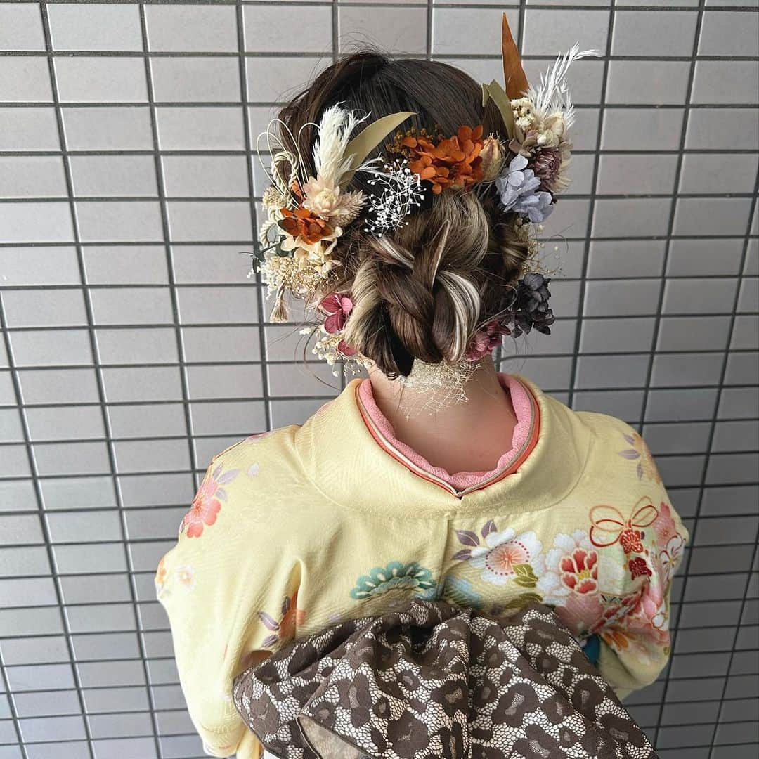 カワノ ヨウヘイさんのインスタグラム写真 - (カワノ ヨウヘイInstagram)「✴︎ @beauty.terminal 主催の福岡セミナーでのアップスタイル✨ ✴︎ フワフワアップスタイル× ドライフラワーアクセ✨ ホワイトベージュのエクステを付けて。 ✴︎ アクセ　@meg.0214.gem  エクステ　@l_hair_extention  ✴︎ 作り方はシンプルに、でも複雑に見えるように。 ✴︎ たくさんの皆さんから可愛いと言っていただけて嬉しいです✨✨ ✴︎ また福岡で開催できるように頑張ります✨✨ ✴︎ ✴︎ #振袖ヘア#振袖ヘアアレンジ#振袖ヘアセット#成人式ヘア#成人式ヘアセット#成人式ヘアアレンジ」10月19日 17時11分 - yoooheeey