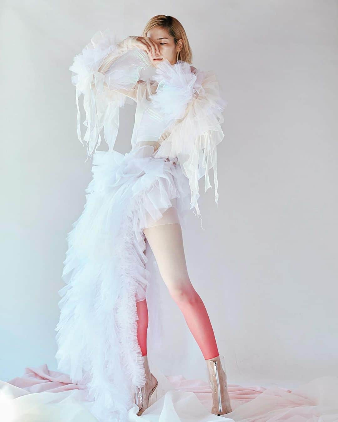 ARAKI SHIROさんのインスタグラム写真 - (ARAKI SHIROInstagram)「-simple white costume- for @mayu_no_naka  session with  ph @yutamatsukizono  h&m @kana__k  costume&styled by me  #ARAKISHIRO #emergingdesigner  #アラキシロウ」10月19日 17時06分 - arakishiro