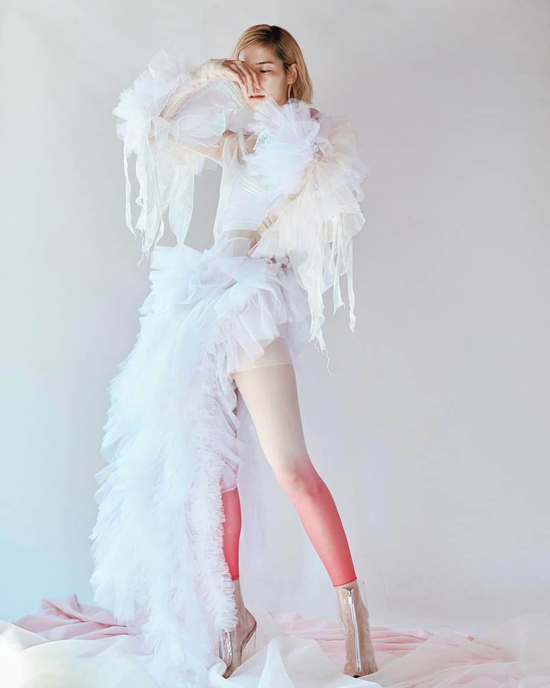ARAKI SHIROのインスタグラム：「-simple white costume- for @mayu_no_naka  session with  ph @yutamatsukizono  h&m @kana__k  costume&styled by me  #ARAKISHIRO #emergingdesigner  #アラキシロウ」