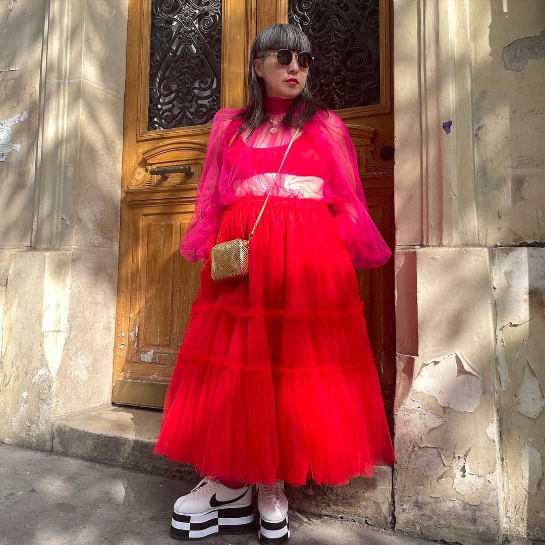 大森美希のインスタグラム：「After Noir Kei Ninomiya Spring 2024 Runway Show  Blouse: Noir Kei Ninomiya Skirt: Comme des Garçons Comme des Garçons Shoes NIKE x Comme des Garçons  Bag: Vintage in Milano  パリファッションウィーク6日目、ノワール ケイニノミヤのショーの帰りにパチリしていただきました。  2022年のノワール ケイニノミヤのチュールブラウスにコムコムのチュールスカートを合わせました。  Merci @rurinenoi   @noirkeininomiya  @commedesgarcons   #streetstyle #streetsnap #parisfashionweek #paris #commedesgarcons #style #noirkeininomiya #fashion #commedesgarconsaddiction #keininomiya #peoplewearingcommedesgarcons #pfw #cdg #reikawakubo #fashionweek  #パリコレ #ファッションウィーク #ストリートスタイル #ストリートスナップ #コムデギャルソン #ノワールケイニノミヤ #ケイニノミヤ #川久保玲 #ファッション #パリ #パリファッションウィーク」