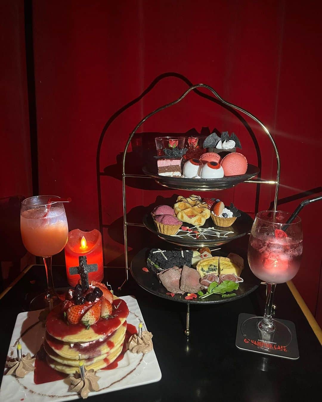 のインスタグラム：「銀座にある ヴァンパイアカフェ🖤♥️🖤  店内暗すぎて何も 見えなかった🤣w でもお化け屋敷みたいで 楽しかったー♥️🙌  #ヴァンパイアカフェ  #銀座カフェ  #アフタヌーンティー」