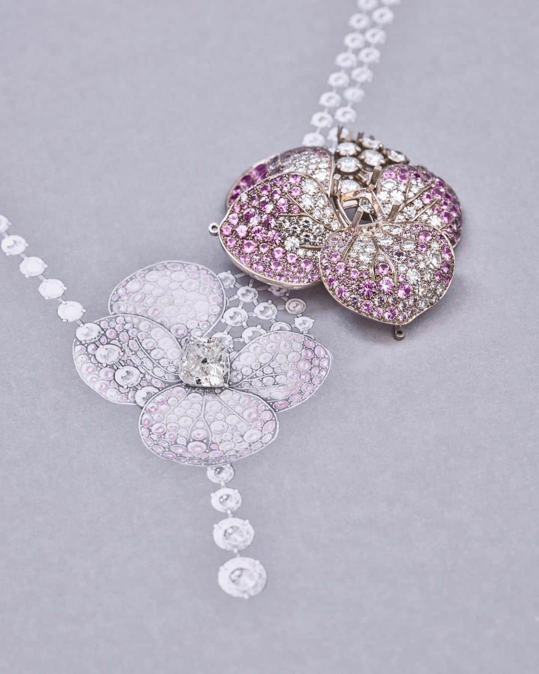 Chaumetさんのインスタグラム写真 - (ChaumetInstagram)「Indulge in the luxurious embrace of pansies with our Jardin de Chaumet High Jewellery collection.  Combining vitrail settings with the Maison's iconic fil couteau technique, the creation embraces the neckline like a supple silk-line net. The necklace features a voluptuous pansy flower in full bloom. Adorned with a 2.35-carat fancy cushion-cut diamond, it radiates brilliance and elegance.  #Chaumet #LeJardindeChaumet #ChaumetHighJewellery #ChaumetVirtuosity」10月19日 17時20分 - chaumetofficial