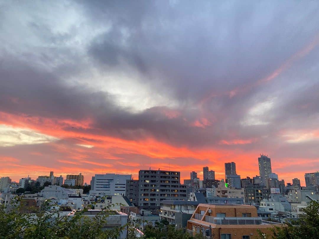 桂春雨のインスタグラム：「秋の夕暮れ。絶妙なグラデーション。芸術的。  #秋の空 #夕暮れ #雲 #空」