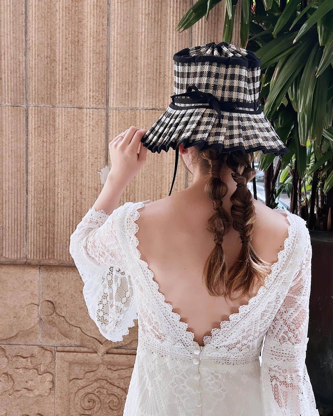 Yukari Ogayaのインスタグラム：「: Twist & braids style with a hut . 帽子をあわせて個性的に。 可愛いかった👒 後ろから見える編み下ろしヘアもトレンドに🫶🏻 . Hair& makeup by @yukariogaya  . . . .  #2023 #thisisyukaristyle #hawaiiwedding  #destinationwedding  #bridehair  #bridalmakeup  #weddinghairstyles  #updospecialist  #ハワイウェディング #海外ウェディング #花嫁ヘア  #花嫁ヘアメイク  #海外花嫁 #ヘアアレンジ  #ハワイヘアメイク」