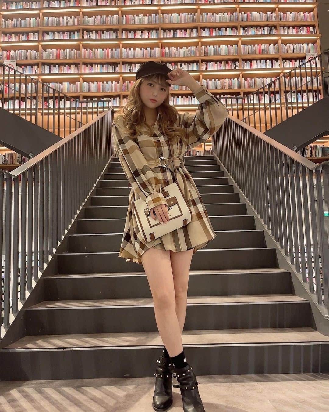 のインスタグラム：「Autumn Fashion 🤎 チェックワンピースにびびっときた👀🤎 . . #fashion #ootd #code #onepiece  #autumnfashion #ファッション  #チェックシャツ #ワンピース  #秋コーデ #秋服 #秋冬コーデ  #ブーツ #valentino #burberry  #grl #grl購入品 #プチプラ  #京都 #大阪 #東京 #followme」
