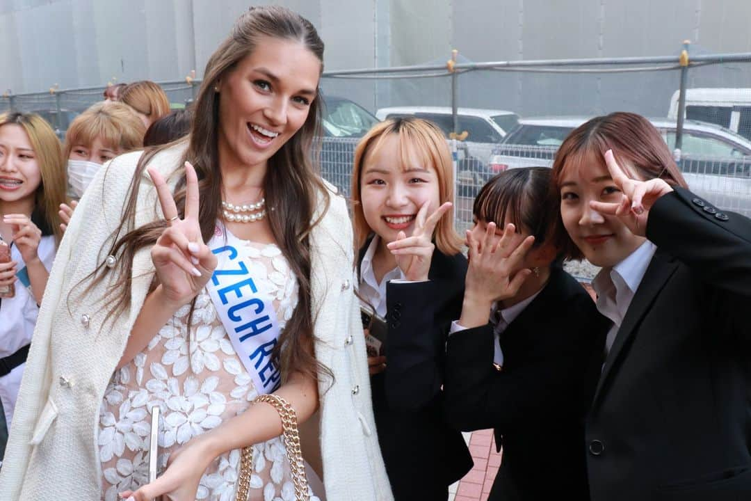 Bm Ngksdsのインスタグラム：「【BMだからできる国際交流！】世界の美の大使がBMに来校🌏  世界各国の“美の親善大使”ミス・インターナショナルが 東京で行われる世界大会の直前にBMに来校！ @missinternationalofficial  学生からは、「カワイイ！」「きれい！」の大歓声✨ ミス・インターナショナルの皆さんから 直接モデルウォークやポージングを教えていただきました❣  最初は緊張していた学生も、 明るく優しいミス代表の方と交流するうちに自然と笑顔に😊  貴重な経験をさせていただき、ありがとうございました！  ＼大充実のキャンパスライフ！／ BMだからできる国際交流😳❤ ミス・インターナショナルと交流できるのは全国でわずか数校！ 新潟県内の美容学校では、もちろんBMだけ😳💗  BMで楽しく充実したキャンパスライフを過ごそう❣ . . . #BM #国際ビューティモード専門学校 #ミスインターナショナル #キャンパスライフ #キレイな校舎 #美容学校 #美容専門学校 #美容学生 #美容師 #ヘアカット #デザインカラー #メンズカット #アイリスト #ヘアメイク #ビューティーアドバイザー #美容部員 #スキンケアアドバイザー #メイクアップアーティスト #メイク #ネイリスト #ネイル #エステティシャン #エステ #美容垢さんと繋がりたい」