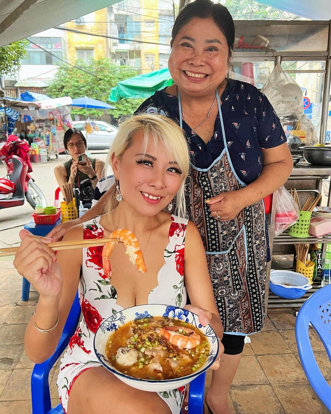 ライナ・ホワンのインスタグラム：「This is the sweetest lady ever - she is THE Lunch Lady in Vietnam 🇻🇳 you must try out her food when you visit - she’s now rated as a Michelin star stand - she has a different item on the menu everyday and I came around when it was Banh Canh Cua - Crab Udon Soup and man was it good 🥰   @thelunchlady」