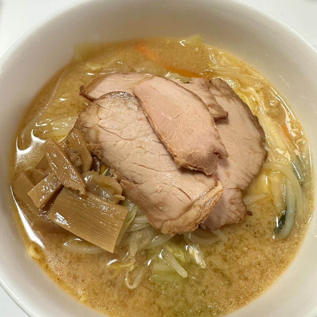 堀田祐美子のインスタグラム：「新潟ラーメン  食堂ニューミサ  にんにくたっぷりの白みそ仕立ての味噌ラーメン。  新潟出身HIKAKINオススメのラーメンだそうです。  私もオススメ！！  @shokudo.newmisa   @yumiko_hotta  @t_hearts2020  #堀田祐美子 #yumikohotta  #prowrestling  #プロレス #womansprowrestling  #女子プロレス  #hearts82 #thearts  #食堂ニューミサ  #味噌ラーメン」