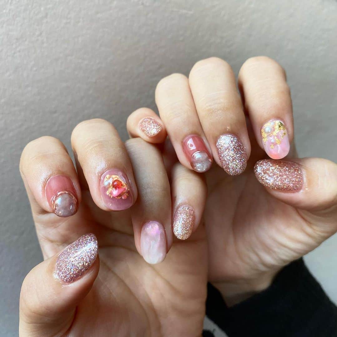 大庭彩歌のインスタグラム：「new nail🤍 ピンクで上品な感じにして頂きました🩷 そしてキラキラ 幸せだ🫶🏻  今回もおまかせで 最後まで完成を見ずにっ🤍  いつもありがとうございます！！ @nailpom_nico」