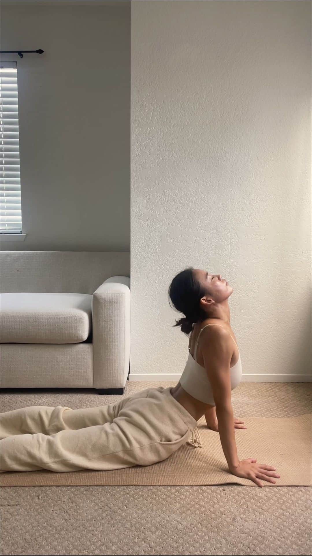 栗山遥のインスタグラム：「呼吸とフロー🌱どこにいても、何があっても、真ん中に戻ってくるための方法☀︎ 今回のアメリカは滞在期間が長いから、毎日しっかりヨガしてる。無理せず休んで、疲れを溜めないで、毎日リラックス。良いバランスで過ごせています❤︎」
