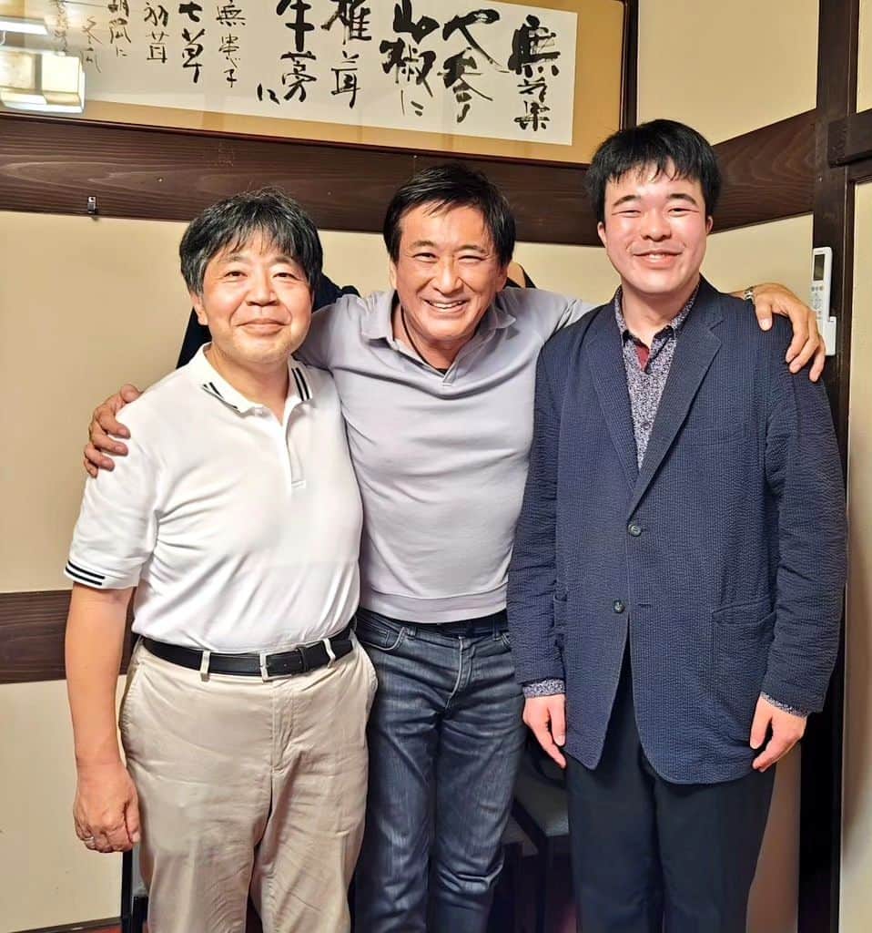 藤岡幸夫のインスタグラム：「昨晩は6月シティフィル定期で僕の代役をして下さった高関健兄貴と山上紘生くを谷中の鰻屋さんに招待して飲み会😀 楽しかった〜🥰　この時の演奏会は勿論エンターで放送するし、高関さんからは興味深い話を沢山伺い次回トーク収録も楽しみ👍山上くんにはこれから欧州でしっかり研鑽を積んでさらなる進化に期待🔥　（２枚目の写真は６月９日の僕が東京シティフィル定期をキャンセルして山上くんが代役で吉松隆さんの交響曲３番を振る時の僕のツィート）  このアカウントは表アカウントです。裏アカウントも宜しければ🤣 ↓ @sachiofujioka」