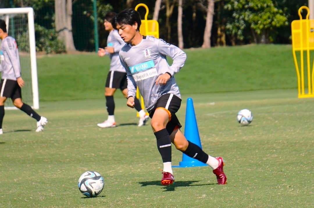 愛媛FCのインスタグラム：「🍊EFC TRAINING PHOTO📸  🟧NEXT MATCH🟧 📅10月21日（土） ⌛14時00分キックオフ 🆚#SC相模原 🏟#相模原ギオンスタジアム  試合情報はこちら💁‍♂️ https://www.jleague.jp/match/j3/2023/102111/preview/  #ヒカリ #ベネフィットワン #マテラ81 #GreatSign #ジョガボーラ #JOGARBOLA #サンパーク #ehimefc #愛媛FC #己超」