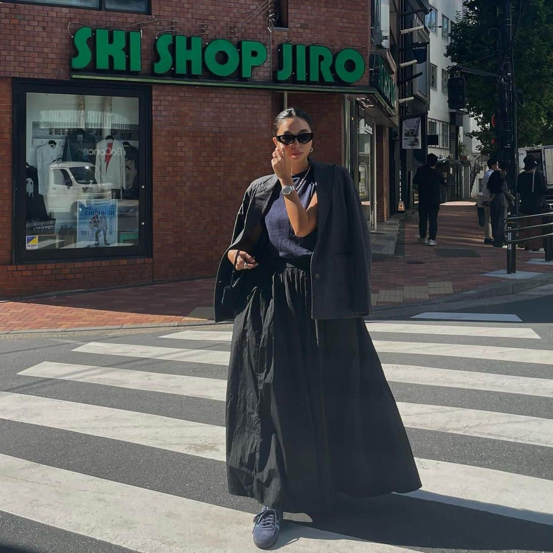 岡田美季さんのインスタグラム写真 - (岡田美季Instagram)「私服。 jacket.. Tweed Tailored Jacket tops.. #room306contemporary  skirt.. Nylon Waist Gather Flare Skirt shoes.. #adidas  bag.. #therow  スニーカーやっと履けた🦕 #fashion #coordinate」10月19日 17時24分 - mikiokada0225