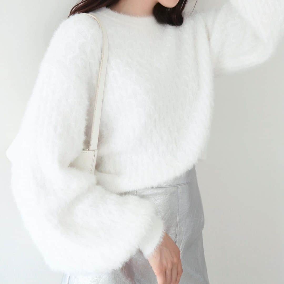 デュラスアンビエントのインスタグラム：「#シャギーヤーンクルーネックニット <White, Baby pink, Gray, Black>  大人フェミニンを叶える愛らしいシャギーニット。  ふんわりとした手触りで肌当たりが柔らかく、程よいボリュームが出る厚さがポイント。  ぽわんと長めの甘い袖が合わされば、バランスの取れたシルエットで"あざと可愛く"着地。  ＿＿＿＿＿＿＿＿＿＿＿ ✔︎ @ambient_styling #AMBIENT #ambient_official #ambientstyle #アンビエント #ニット #シャギーニット」