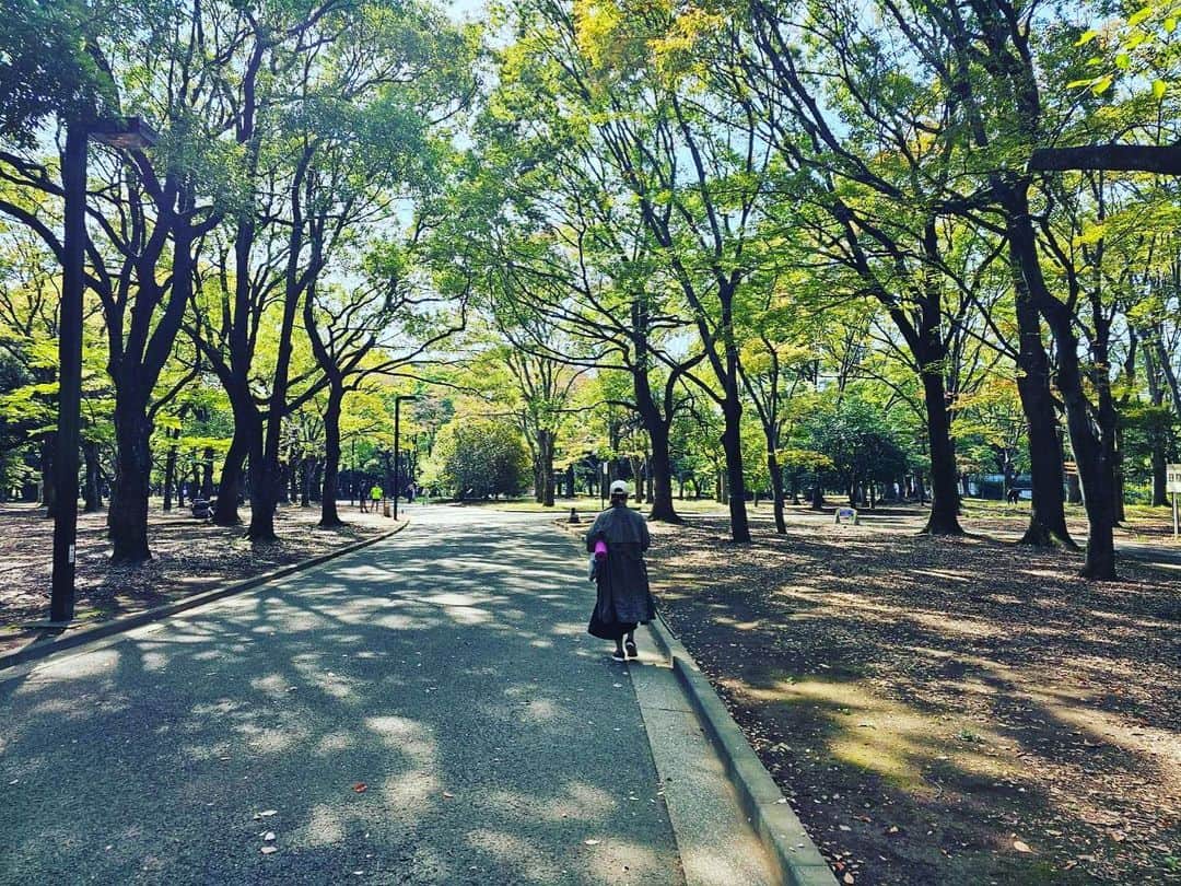 桑原りさのインスタグラム：「朝の公園⛲️この半年で、5時台に起きる習慣がしっかりと身についた。コツはただひとつ、早く寝る💤The early bird gets the worm🐧ごきげんです。」