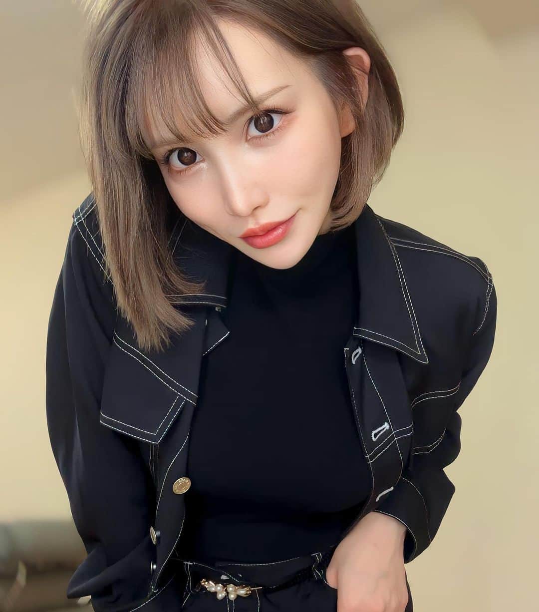 yoyo_hinaのインスタグラム：「ぷに活成功してる😚  夜中にどら焼きたべたり 中華たべたりしてる  そろそろキープせな。  夜中の食パンは 内緒ね🐷  #ボブ#わがままボディ  #ボブアレンジ #秋コーデ」