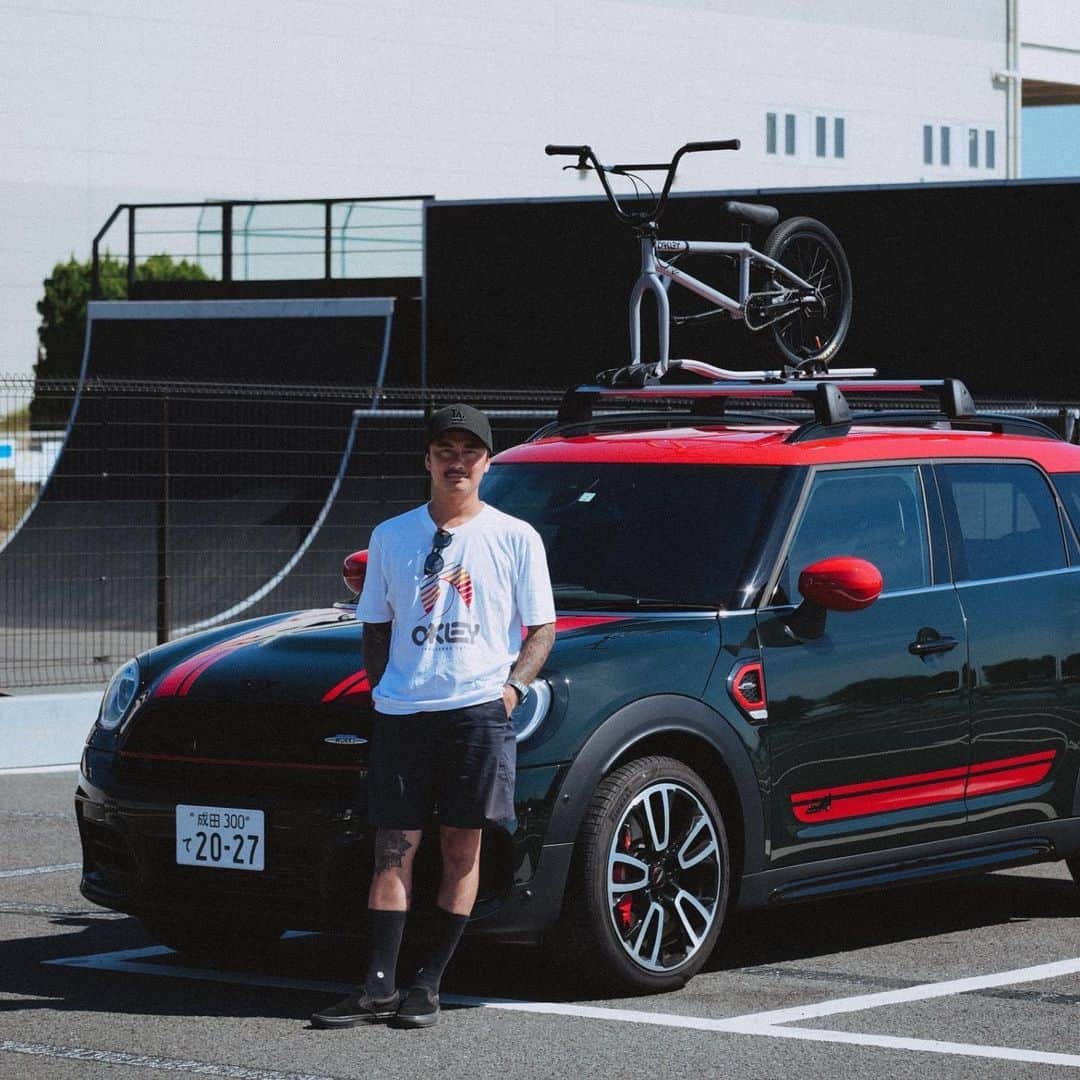 MINI Japanのインスタグラム：「JOHN COOPER WORKSはいつだって自分の気持ちを最高潮に盛り上げてくれる🔥  高揚感もそのままに今日もJCWからBMXへと乗り移る。   📸 : @kenta_kawana   #MINIJapan #CrewOfMINI #JohnCooperWorks #JCW」