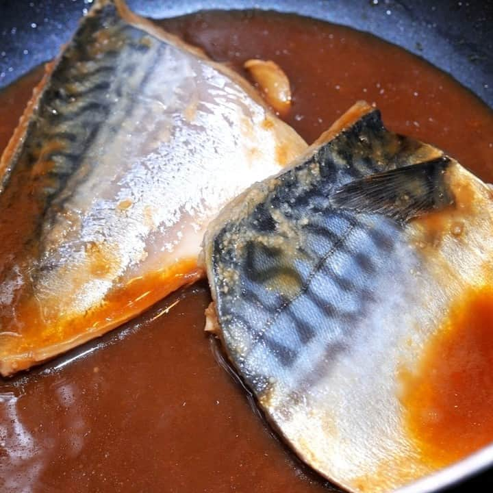 メシ通さんのインスタグラム写真 - (メシ通Instagram)「メシ通的サバみそ  ご飯がすすむ魚料理ランキングで 常に上位に君臨する（とかしないとか） でおなじみのサバみそ 実は美味しく作るの難しい問題ないですか？ 喜んでください 魚のプロが簡単な方法を教えてくれました！ （しかもにんにく入っちゃう、そそるやつです）  老舗魚屋店主の酒の肴レシピ「サバのにんにくみそ煮」7～8分煮ればOKです【魚屋三代目】https://www.hotpepper.jp/mesitsu/entry/sakanaya-sandaime/2023-00914  #メシ通 #mesitsu #サバのにんにくみそ煮 #サバ #しょうが #にんにく #みそ #砂糖 #みりん #醤油 #日本酒 #鯖味噌 #鯖の味噌煮 #煮魚 #魚料理 #味噌煮 #ご飯 #和食 #おつまみ #ランチ #ディナー #おうちごはん #家飲み #ビール #自炊 #レシピ #魚屋三代目 #レシピブログ」10月19日 17時30分 - mesitsu