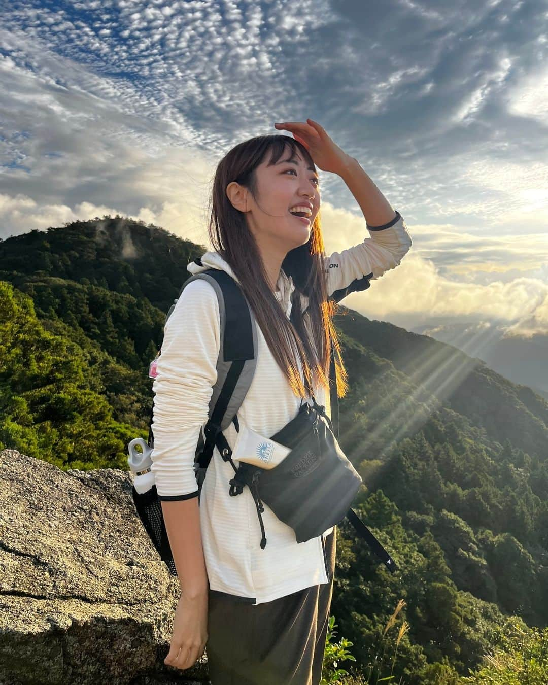 アネッサさんのインスタグラム写真 - (アネッサInstagram)「秋の行楽も#金ジェル におまかせ⛰🍁  気温も涼しくなり、美しい紅葉も楽しめる秋の登山。 山の上は紫外線量もアップするのでUV対策は必須！  アネッサの金ジェルは 汗や水に反応してUVブロック膜が強くなるから 思いっきり登山を楽しめます♬  ビューティアップ効果もあるから #化粧下地 にも◎ 秋をアクティブに過ごしたい方にオススメです。  Photo by @40li___   ■パーフェクトUV　スキンケアジェル　N つや美肌UVジェル 顔・からだ用 SPF50+ ・ PA++++  #anessa #アネッサ #UVケア #シミ予防 #日焼け止めジェル #紫外線ケア #保湿系日焼け止め  #つや肌メイク #登山 #登山女子 #アクティブ女子 #ハイキング #秋の行楽シーズン #紅葉登山」10月19日 18時00分 - anessa_official_shiseido