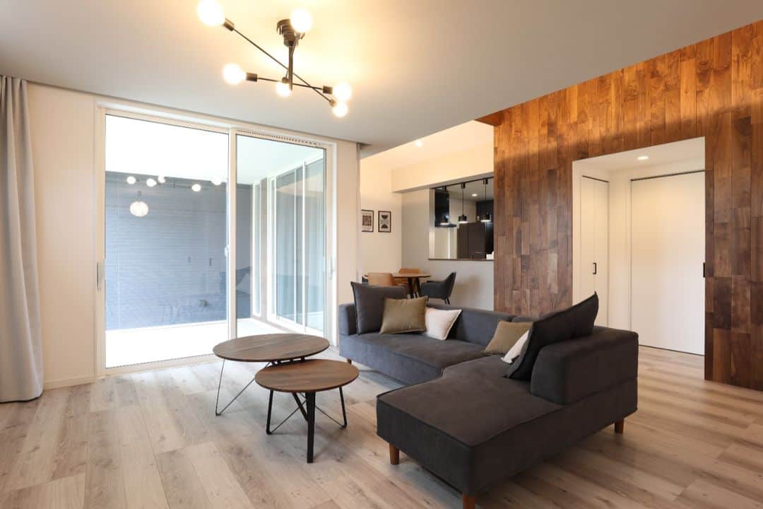 井上建設株式会社（下関）さんのインスタグラム写真 - (井上建設株式会社（下関）Instagram)「【壁紙が特徴的なおしゃれリビング】  -------------------------------------------  下関、山陽小野田、北九州で注文住宅なら井上建設  .  お客様の「夢」「理想を叶える」 予算に合わせた最適なお家を専属プランナーがご提案します✨ “見た目がお洒落”なだけでなく、 暮らしやすさや心地よさなど全てのバランスが整った 専属のプランナー・大工と建てる家。  .  井上建設株式会社 〒751-0856 山口県下関市稗田中町18-3  🌟詳細はプロフィールのHPから！  プロフィールはこちら→→→@inouek1018  -------------------------------------------  #注文住宅 #家づくり #失敗しない家づくり #後悔しない家づくり #家づくりアイデア #マイホーム計画 #マイホーム計画中の人と繋がりたい #デザイン住宅 #間取り #山口 #下関 #inouek #井上建設 #井上建設下関 #下関のハウスメーカー #リビングダイニング #リビングデザイン #リビングインテリア #リビング照明 #間接照明 #シーリングライト #壁掛けテレビ #ソファー #ローテーブル #観葉植物のある暮らし #中庭住宅 #子どものいる暮らし #間接照明のある暮らし #こだわりの家具 #スタイリッシュモダン」10月19日 17時32分 - inouek1018