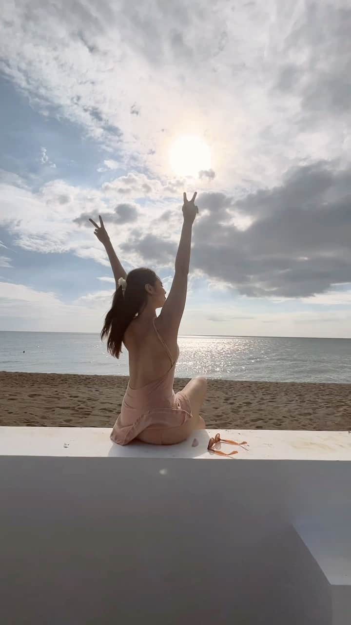 ミーガン・ヤングのインスタグラム：「Beach babes in your area! 💖 We had a weekend trip with the family so I made sure that I brought the essentials 😍 Gotta make sure I protect my skin from the sun - especially if I wanna go swimming all day. Fairy Skin’s Premium Brightening Suncreen was just what I needed. I got the sun-protection I needed and it hydrated my skin at the same time. For someone who has really dry skin, I didn’t have to worry about it streaking or having dry patches. Parang moisturizer lang talaga siya pag inapply 🥰 Can’t wait for our next beach trip!  #FairySkin #PremiumBrighteningSunscreen」