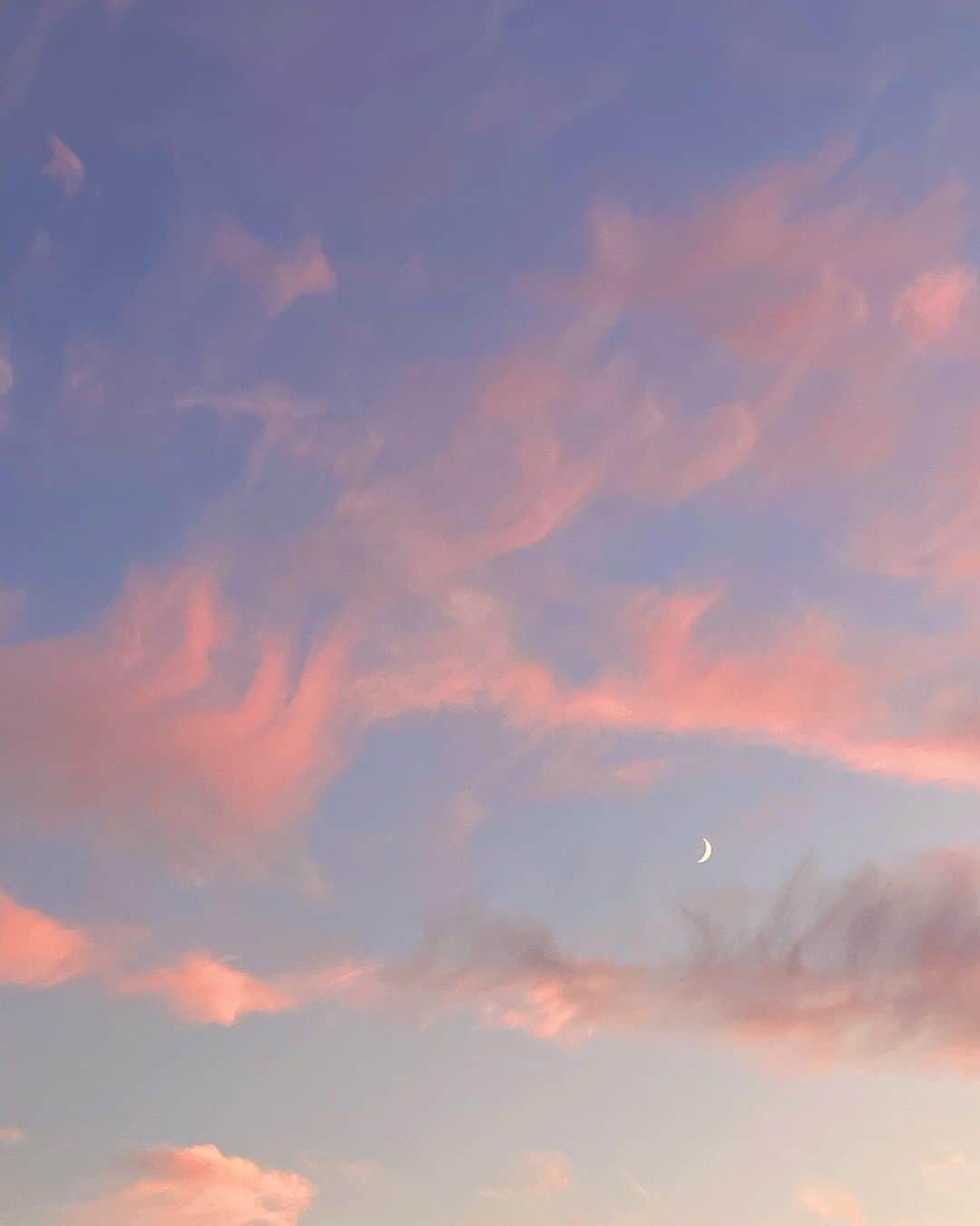 のインスタグラム：「ええ空やわぁ あなたも見てますか？ あなたの空はどんな空ですか？  🌙が好きなのは、セーラームーン好きやからかな？ #空 #三日月 #微笑み月」