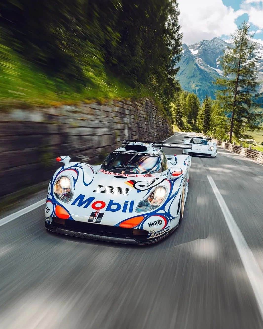 Porscheのインスタグラム：「Dream cars, dreamier backdrop. Together with @fat.international, we’re celebrating the Porsche 911 GT 1 with the best views of the Alps at F.A.T. Mankei! Thanks to all the fans and owners who showed up!  📸 Mark Riccioni (@mark_scenemedia)」