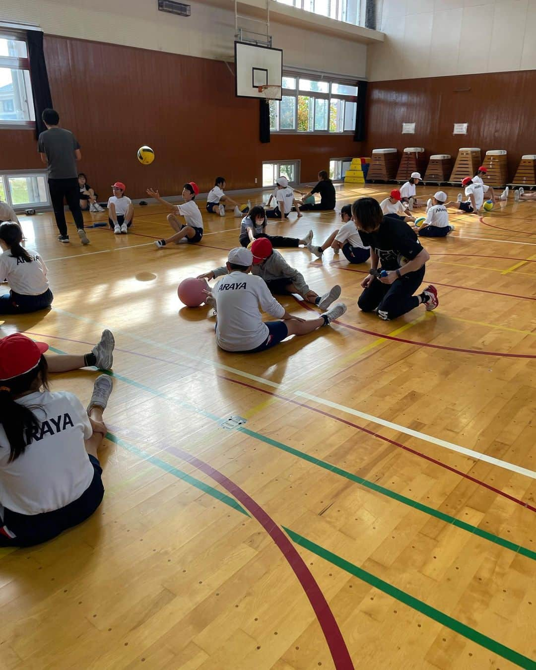 大山未希さんのインスタグラム写真 - (大山未希Instagram)「🏐  【アスリーチ】  今回は石川県！！  小松市立蓮代寺小学校 小松市立荒屋小学校  大山のまま仕事してるから あまり実感はないんだけど… 小松が小松に行ってきました🫡  いつ放送かもわからないままテレビ取材うけたら 昨日の夕方には流れてて自分出てきて驚き（笑）  さてさて！ 全国ツアーは一週おやすみで 再来週は新潟県ですよー！！  （別件で来週長野だけど。）  新潟のみなさまよろしくです🫡  #スポーツ庁 #日本テレビ #アスリーチ #ドリームコーチング #石川県 ↓」10月19日 17時35分 - miki_oyama1003