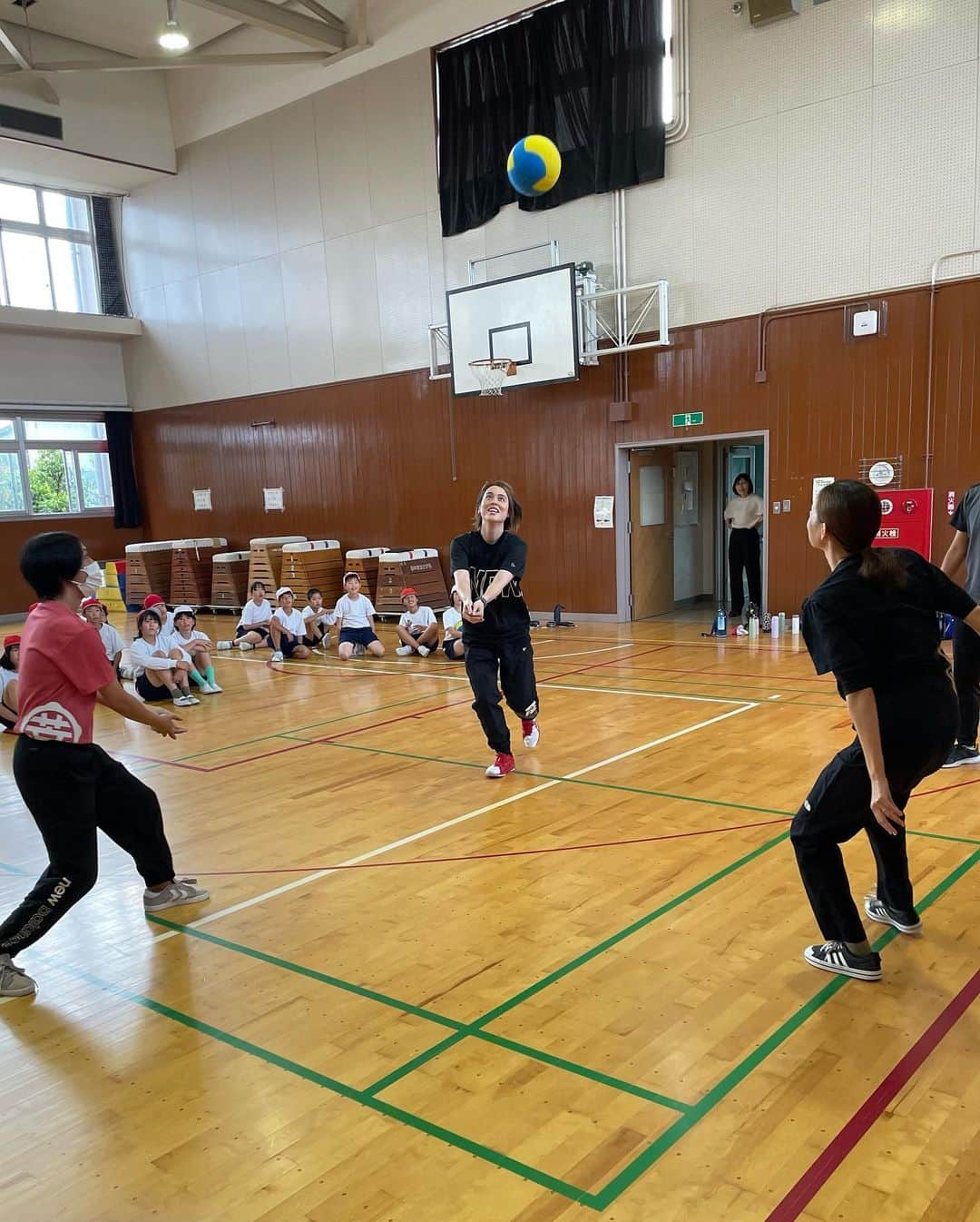 大山未希さんのインスタグラム写真 - (大山未希Instagram)「🏐  【アスリーチ】  今回は石川県！！  小松市立蓮代寺小学校 小松市立荒屋小学校  大山のまま仕事してるから あまり実感はないんだけど… 小松が小松に行ってきました🫡  いつ放送かもわからないままテレビ取材うけたら 昨日の夕方には流れてて自分出てきて驚き（笑）  さてさて！ 全国ツアーは一週おやすみで 再来週は新潟県ですよー！！  （別件で来週長野だけど。）  新潟のみなさまよろしくです🫡  #スポーツ庁 #日本テレビ #アスリーチ #ドリームコーチング #石川県 ↓」10月19日 17時35分 - miki_oyama1003