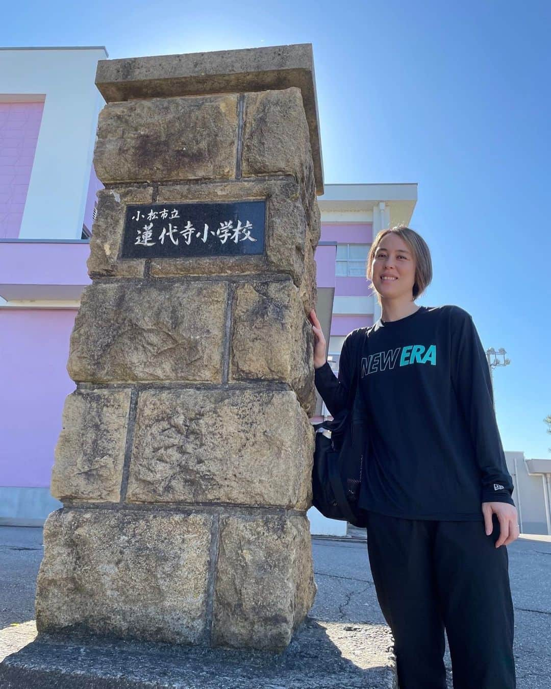 大山未希さんのインスタグラム写真 - (大山未希Instagram)「🏐  【アスリーチ】  今回は石川県！！  小松市立蓮代寺小学校 小松市立荒屋小学校  大山のまま仕事してるから あまり実感はないんだけど… 小松が小松に行ってきました🫡  いつ放送かもわからないままテレビ取材うけたら 昨日の夕方には流れてて自分出てきて驚き（笑）  さてさて！ 全国ツアーは一週おやすみで 再来週は新潟県ですよー！！  （別件で来週長野だけど。）  新潟のみなさまよろしくです🫡  #スポーツ庁 #日本テレビ #アスリーチ #ドリームコーチング #石川県 ↓」10月19日 17時35分 - miki_oyama1003