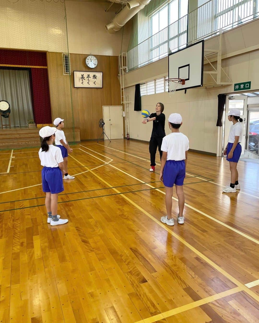 大山未希さんのインスタグラム写真 - (大山未希Instagram)「🏐  【アスリーチ】  今回は石川県！！  小松市立蓮代寺小学校 小松市立荒屋小学校  大山のまま仕事してるから あまり実感はないんだけど… 小松が小松に行ってきました🫡  いつ放送かもわからないままテレビ取材うけたら 昨日の夕方には流れてて自分出てきて驚き（笑）  さてさて！ 全国ツアーは一週おやすみで 再来週は新潟県ですよー！！  （別件で来週長野だけど。）  新潟のみなさまよろしくです🫡  #スポーツ庁 #日本テレビ #アスリーチ #ドリームコーチング #石川県 ↓」10月19日 17時35分 - miki_oyama1003