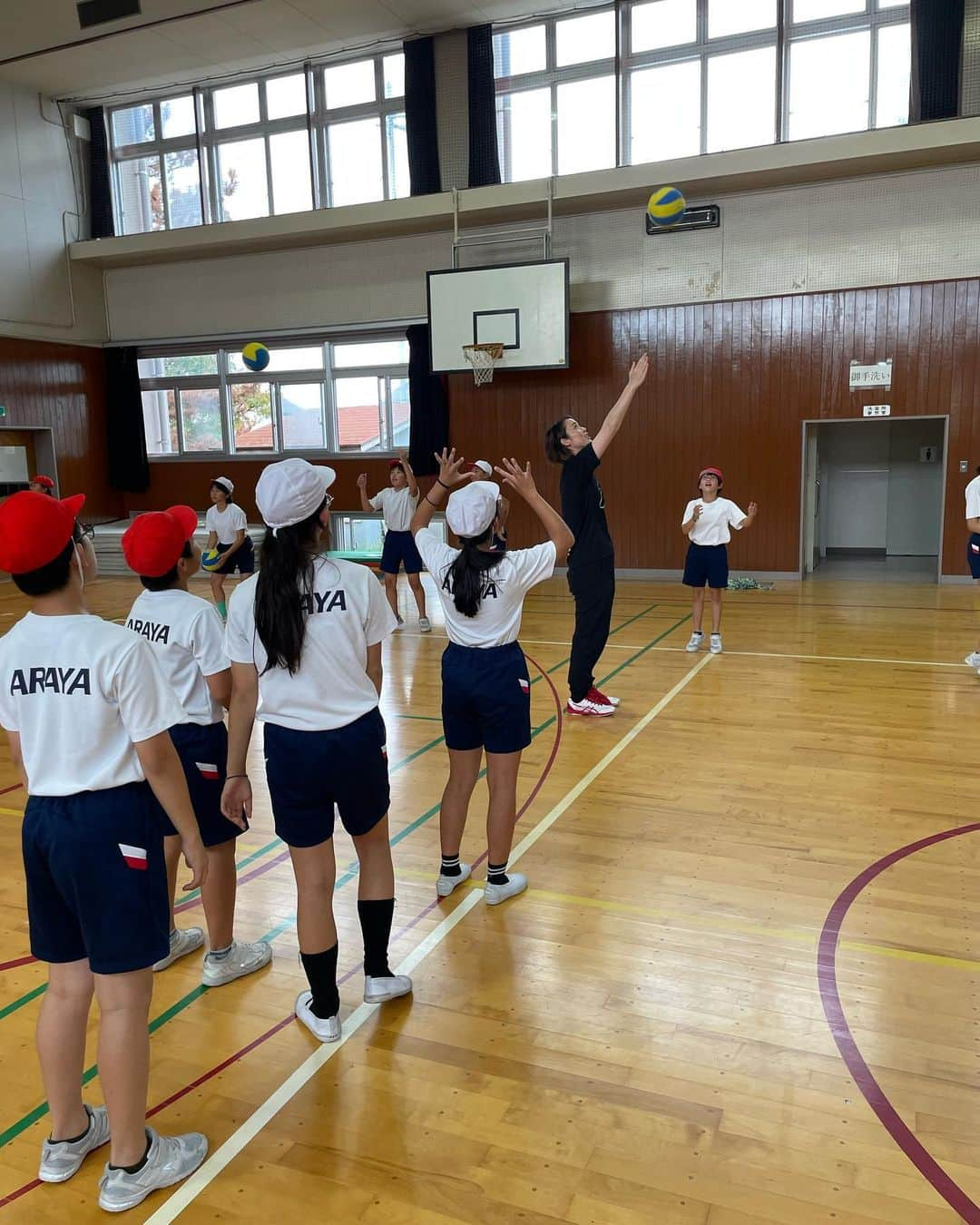 大山未希さんのインスタグラム写真 - (大山未希Instagram)「🏐  【アスリーチ】  今回は石川県！！  小松市立蓮代寺小学校 小松市立荒屋小学校  大山のまま仕事してるから あまり実感はないんだけど… 小松が小松に行ってきました🫡  いつ放送かもわからないままテレビ取材うけたら 昨日の夕方には流れてて自分出てきて驚き（笑）  さてさて！ 全国ツアーは一週おやすみで 再来週は新潟県ですよー！！  （別件で来週長野だけど。）  新潟のみなさまよろしくです🫡  #スポーツ庁 #日本テレビ #アスリーチ #ドリームコーチング #石川県 ↓」10月19日 17時35分 - miki_oyama1003