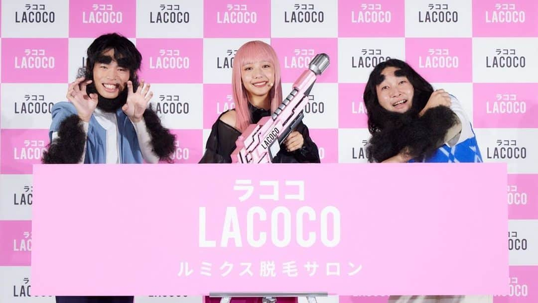 山之内すずさんのインスタグラム写真 - (山之内すずInstagram)「LACOCOの新CMに出演させていただいています！！ LACOCOカラーに身を包んでボーボー星人と戦いました！！ 本日から色々なところで流れますので沢山見てください🎀🫶 そして本日の新CM発表会ではかが屋さんと一緒に登壇させていただきました！ コントにも挑戦してとても楽しい時間でした🤭 ありがとうございました！！」10月19日 17時36分 - suzu____chan