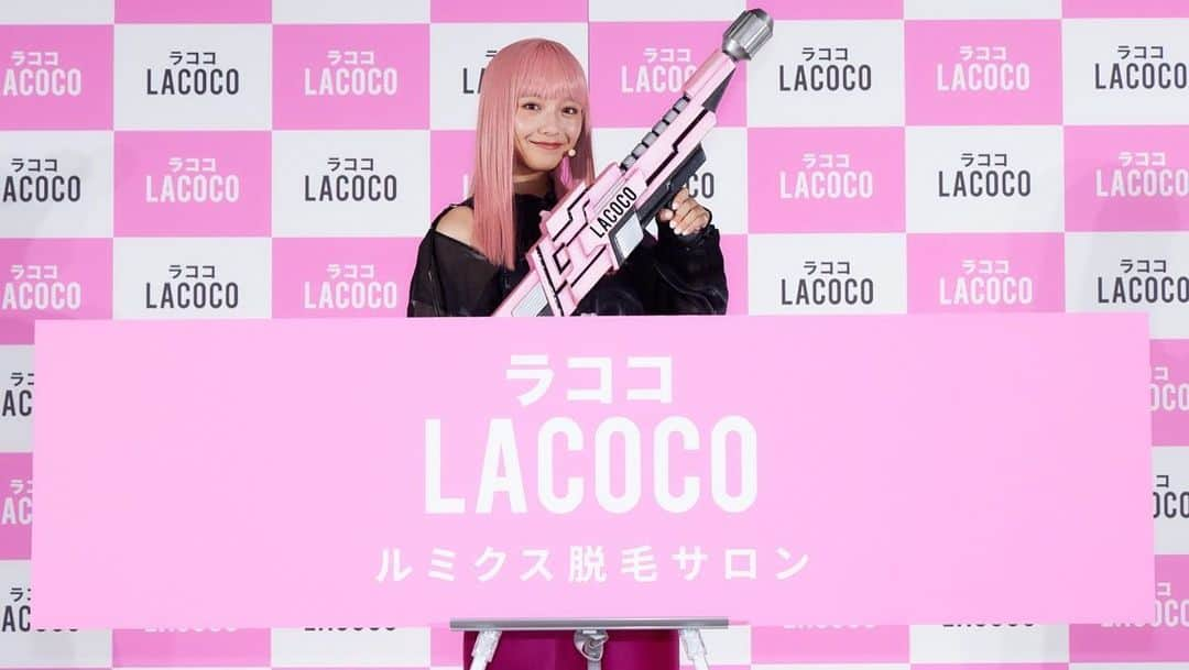 山之内すずさんのインスタグラム写真 - (山之内すずInstagram)「LACOCOの新CMに出演させていただいています！！ LACOCOカラーに身を包んでボーボー星人と戦いました！！ 本日から色々なところで流れますので沢山見てください🎀🫶 そして本日の新CM発表会ではかが屋さんと一緒に登壇させていただきました！ コントにも挑戦してとても楽しい時間でした🤭 ありがとうございました！！」10月19日 17時36分 - suzu____chan